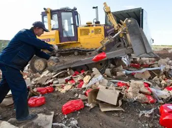 в россии сожгли и закопали более 300 тонн санкционных продуктов за один день - Сайт Газеты «Совершенно Секретно»