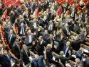 Украинские депутаты блокировали трибуну Рады, требуя лишить Коломойского права голоса по «Укрнафту»