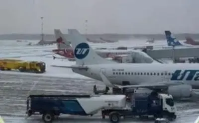 коллапс в аэропортах и застрявший в сугробе самолёт: что происходит - Сайт Газеты «Совершенно Секретно»