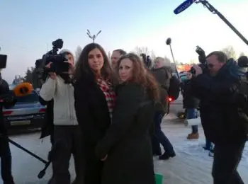 освобожденные мария алехина и надежда толоконникова встретились в красноярске - Сайт Газеты «Совершенно Секретно»