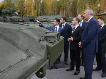 медведев побывал в кабине «торнадо» на выставке вооружений и боеприпасов - Сайт Газеты «Совершенно Секретно»