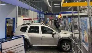 В Подмосковье автомобиль влетел в торговый зал гипермаркета и задавил человека 