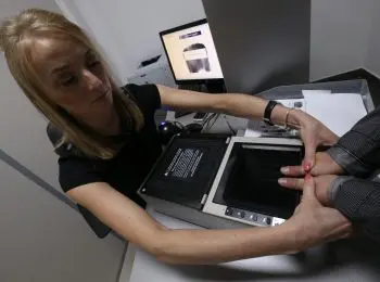 СКВОЗЬ ПАЛЬЦЫ - Совершенно Секретно