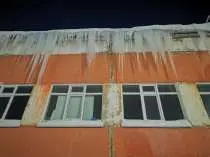 Восьмилетний мальчик из Магадана погиб из-за упавшего с крыши снега (ВИДЕО)