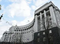 Мужчина угрожает взорвать гранату в здании правительства Украины