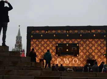 рекламный сундук louis vuitton на красной площади возмутил общественность - Сайт Газеты «Совершенно Секретно»