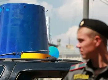 трое автоинспекторов уволены после избиения активиста «синих ведерок» - Сайт Газеты «Совершенно Секретно»