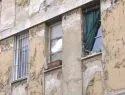 Жилищный кризис заставил итальянцев жить в аварийных домах, охраняя их с оружием