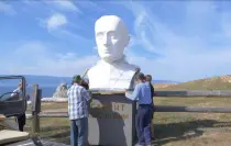 Крик души: на Байкале появился белоснежный бюст Путина