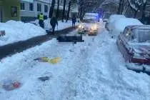 В Москве водитель насмерть задавил пенсионерку, когда сдавал назад во дворе дома (ВИДЕО)