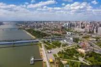 В Новосибирске мужчина в военной форме и с черепом на шевроне изнасиловал двоих школьниц