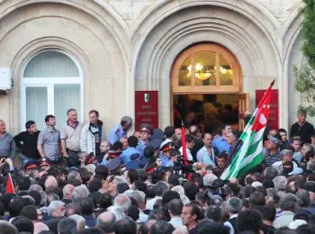 в центре сухума митингующие выступают с флагами абхазии и россии - Сайт Газеты «Совершенно Секретно»