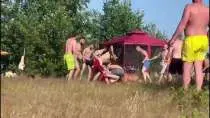 На пляже в Подмосковье произошла драка с поножовщиной из-за замечания пьяным отдыхающим (ВИДЕО)