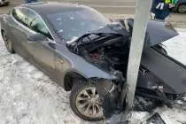 Двое детей пострадали в ДТП с Tesla, которая влетела в фонарный столб на юго-востоке Москвы (ВИДЕО)