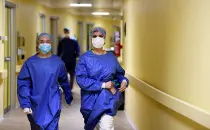 В мире от COVID-19 умерло почти 935 тысяч человек