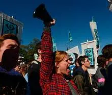 американцы вышли к белому дому с лозунгами «арестуйте обаму!» и «обама проиграл!» - Сайт Газеты «Совершенно Секретно»