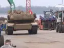 В Латвию доставили танки и бронемашины НАТО