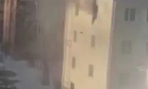 В Екатеринбурге соседи спасли женщину, выпрыгнувшую из горящей квартиры на 4-ом этаже (ВИДЕО)