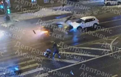 в москве на пешеходном переходе мама с ребёнком едва не стали жертвами аварии (видео) - Сайт Газеты «Совершенно Секретно»