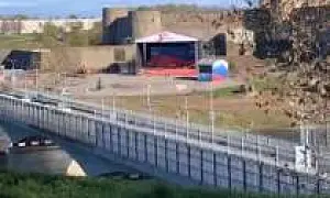 В Ленобласти установили большой экран, по которому жители Эстонии смогут смотреть концерт 9 мая