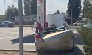 Под Волгоградом на АЗС трактор срезал крышу иномарки, убив водителя