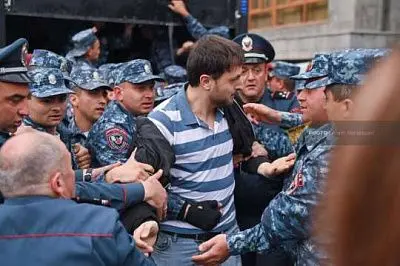 «никол – предатель!»: в центре еревана полиция проводит жесткие задержания участников акций протеста против режима пашиняна (видео) - Сайт Газеты «Совершенно Секретно»