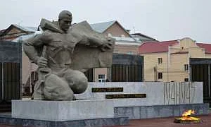 Кениец получил 2 года тюрьмы за потушенный снежком Вечный огонь в Москве