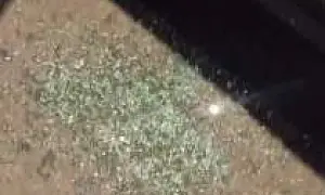 «Вот в это стекло стреляли»: в Питере неизвестные обстреляли таксиста из проезжающей мимо него машины (ВИДЕО)