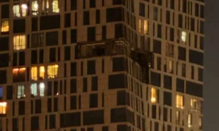 Беспилотник атаковал многоэтажку на Мосфильмовской улице в Москве