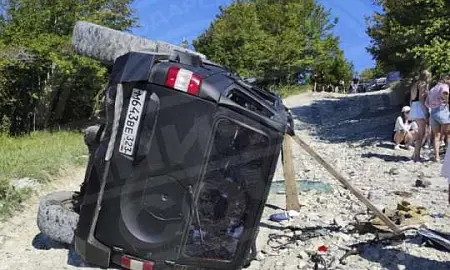 Туристический УАЗ перевернулся на горной дороге в Сочи. Пятеро пострадали