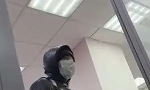 Преступник с пистолетом ограбил банк в Новокузнецке, но отказался забирать всё