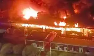 В Петербурге сгорел знаменитый Правобережный рынок. Есть погибший