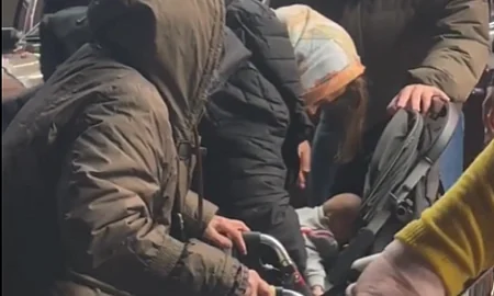 В Москве женщина пыталась задушить собственных детей на улице в коляске. Её задержали прохожие