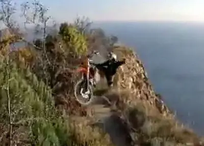 в краснодарском крае опытный мотоциклист потерял управление на скале и разбился (видео) - Сайт Газеты «Совершенно Секретно»