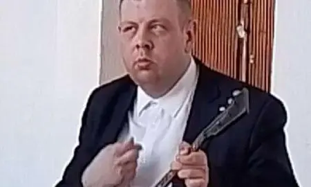 На Урале учитель-балалаечник душил детей за деньги