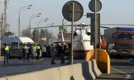 Девять человек пострадали в столкновении минивэна с мигрантами со школьным автобусом с детьми в Москве
