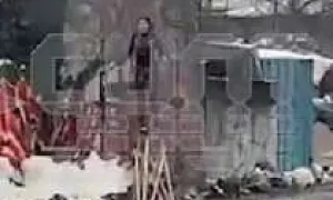 В Москве девушка-каскадер сломала руку после того, как в неё влетело авто во время шоу (ВИДЕО)