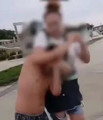 продавец мороженного побила малыша с аутизмом и посоветовала закрыть его в ванной (видео) - Сайт Газеты «Совершенно Секретно»