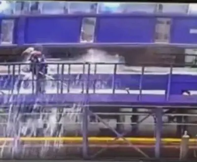 был без защиты: на омском электромеханическом заводе рабочего облило раскаленным цинком (видео) - Сайт Газеты «Совершенно Секретно»