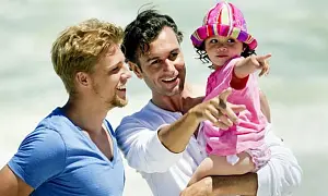 Выросшая в гей-семье канадка рассказала, почему ЛГБТ-лобби угрожает традиционным ценностям