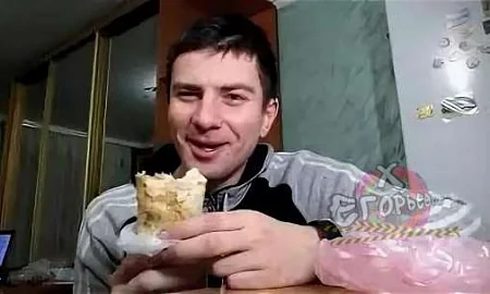 Таджику, плевавшему покупателям в шаурму, подмосковный суд оставил действующую лицензию на торговлю