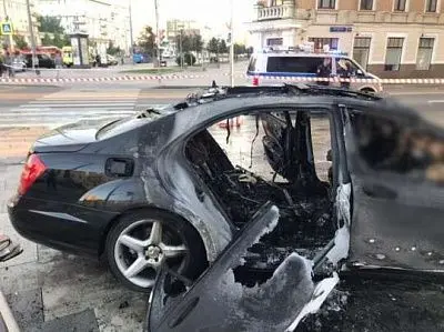 в центре москвы mercedes врезался в стену и загорелся: погибли два человека, еще шесть пострадали - Сайт Газеты «Совершенно Секретно»