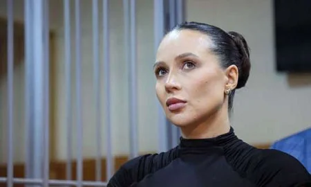 Суд отменил домашний арест блогеру Лерчек и приостановил рассмотрение её дела