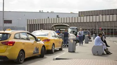 в столичном  аэропорту «внуково» таксисты избили мужчину, который отказался от их услуг  - Сайт Газеты «Совершенно Секретно»