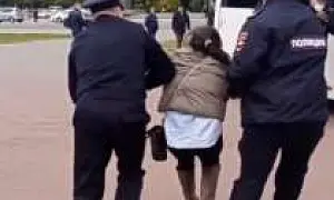 В Кызыле на антимобилизационном митинге задержали женщину с ребёнком в коляске (ВИДЕО)