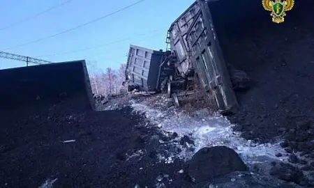 В Амурской области сошли с рельсов 35 вагонов грузового поезда. Возбуждено уголовное дело