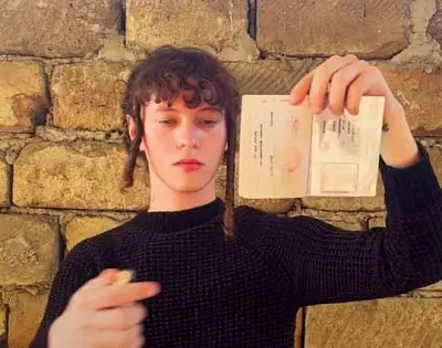 певец шарлот, ранее сжигавший паспорт рф на камеру, задержан в аэропорту «пулково» (видео) - Сайт Газеты «Совершенно Секретно»