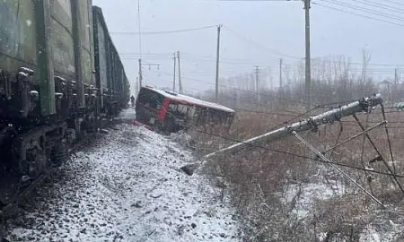 Водитель-мигрант отправил под поезд автобус с пассажирами. Среди пострадавших – годовалый ребенок