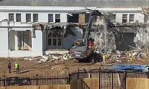 В США начали сносить часть Белого дома ради бального зала Трампа