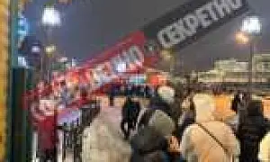 В московском Парке Горького давка: люди не могут попасть на каток